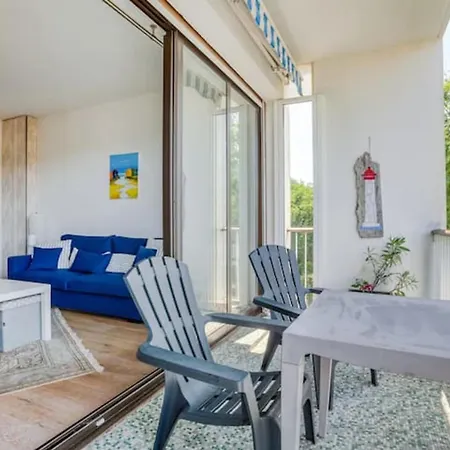 With Balcony And Parking Near The * Αρασόν