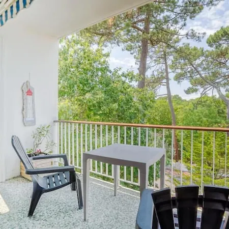 With Balcony And Parking Near The Αρασόν